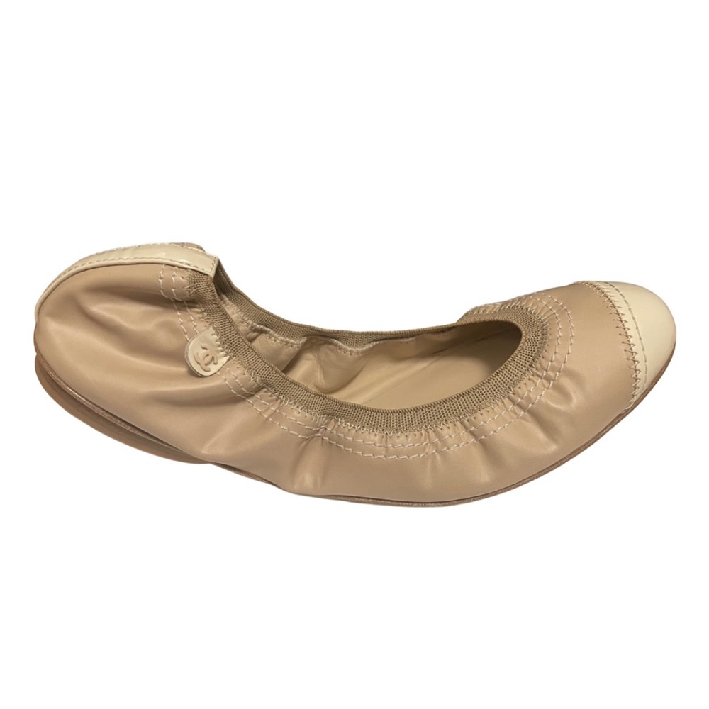 Chanel nude ballerinas with white patent leather accents. - Picture 2 of 9